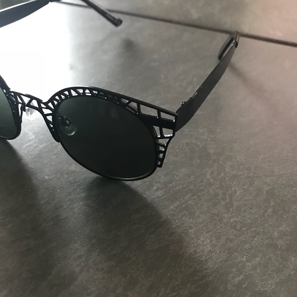 Retro Sunglasses - Picture 3 of 4